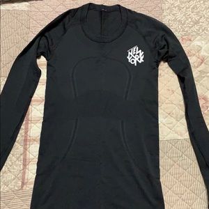 Lululemon SE Black Swiftly Tech - Size 4